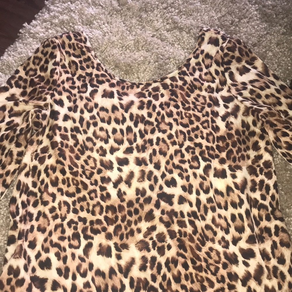 Cheetah-print 3/4 sleeve top with red bow in back